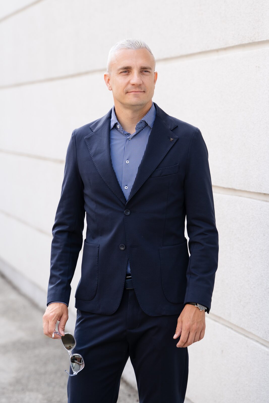Sötétkék karcsúsított pamut zakó